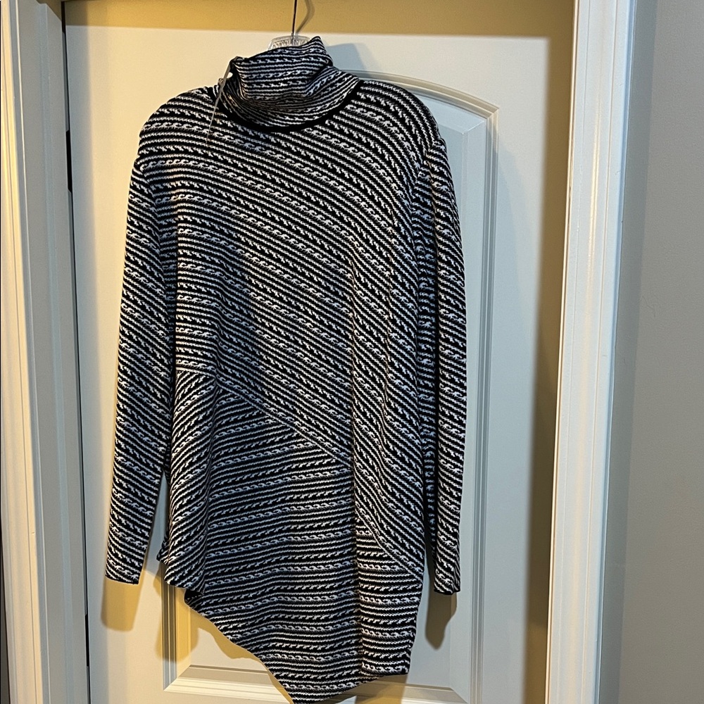 MISOOK.  Black and White Patterned Turtleneck Sweater C24 ❤️❤️❤️